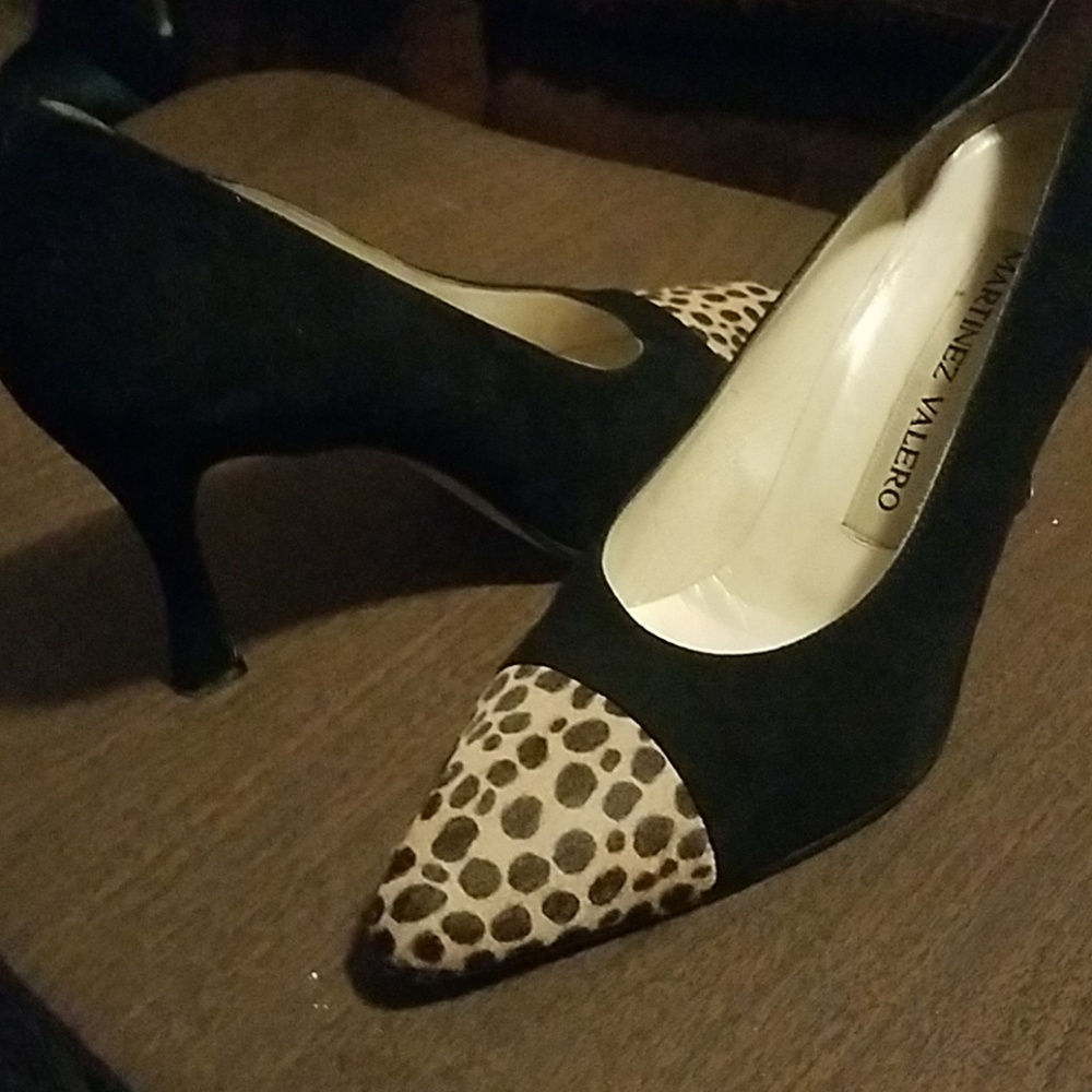 black pumps with print on the toe martinez valero